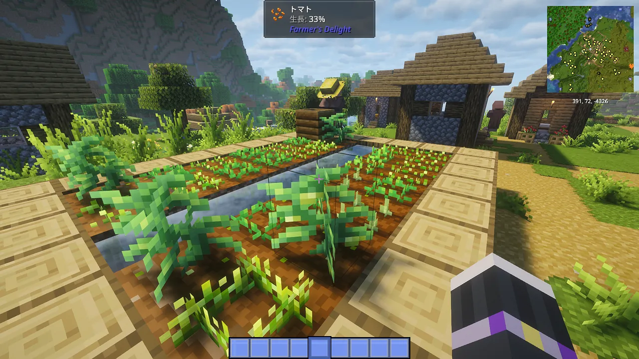 Farmer's Delight Modによる有機コンポストとキノコの栽培。農家の軒先で「有機コンポスト」ブロックの上に赤いキノコが自生しており、肥沃な土壌を作る農業要素の様子。