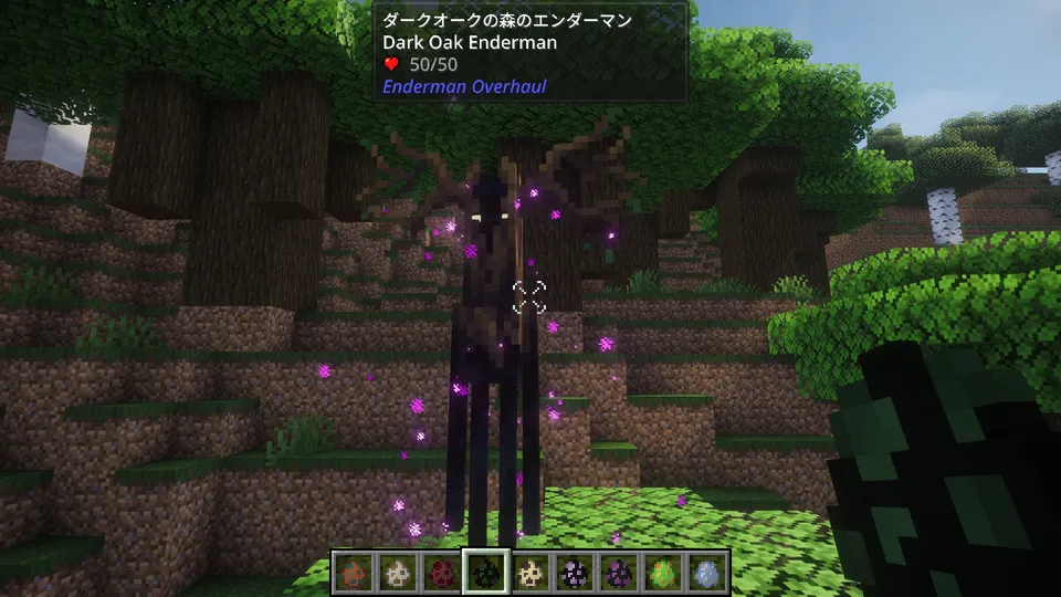 Enderman Overhaul Modの「ダークオークの森のエンダーマン（Dark Oak Enderman）」。暗い森の木々に紛れるような黒い体躯を持ち、頭部からは鹿の角のような、あるいは樹木の枝のような巨大な角が生えている。森の守護者のような威厳を感じさせる姿。