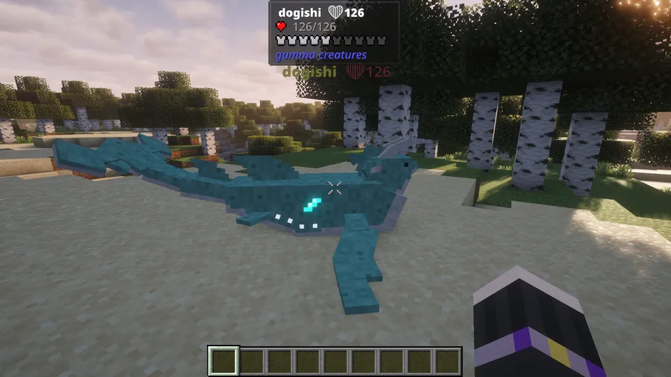 Gamma Creatures Modの水生クリーチャー「dogishi」。砂浜に打ち上げられたような姿の、青緑色の鱗と複数のヒレ、頭部のツノが特徴的な生物。体の一部が水色に発光しいる。