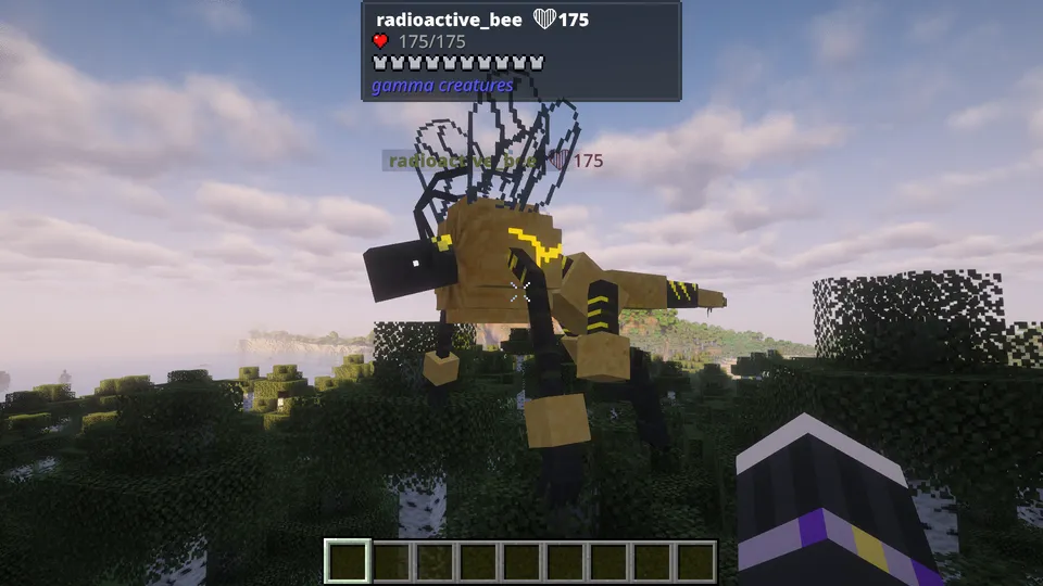 Gamma Creatures Modの「放射能バチ（radioactive_bee）」。森の上空を飛行する、機械的で巨大な蜂の姿をしたクリーチャー。黄色い体に黒い縞模様があり、羽や脚に発光するエネルギーのような意匠が見られる。