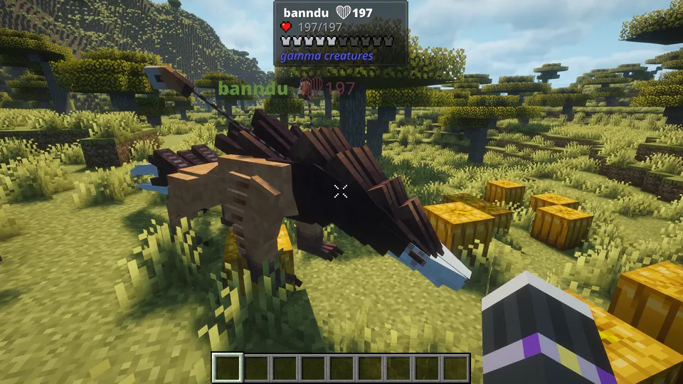 Gamma Creatures Modに登場するクリーチャー「banndu」。サバンナの平原に佇む、茶色い体毛と背中に黒い甲殻のような突起を持つ四足歩行の生物。画面上部にはMod独自の体力バーが表示されている。
