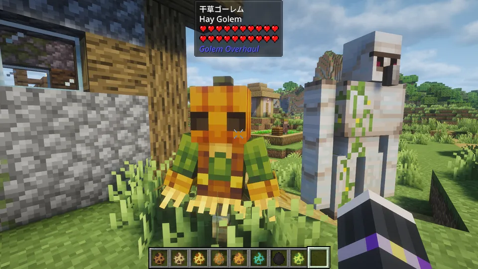 Golem Overhaul Modの「干草ゴーレム」。カボチャの頭に干し草の体、緑色の服を着た、まるで「かかし」のような姿。バニラのアイアンゴーレムの隣に並んでおり、その小柄で愛嬌のある姿が際立っている。