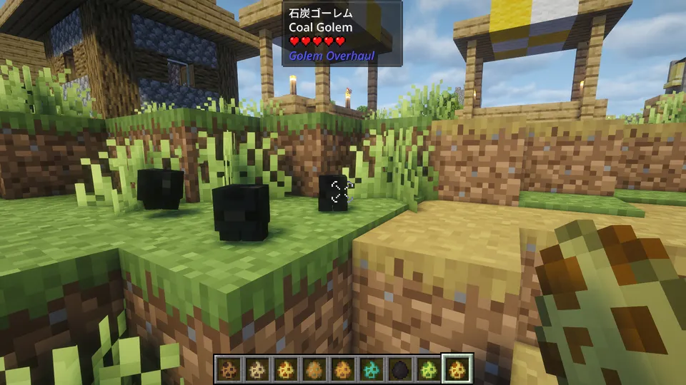 Golem Overhaul Modの「石炭ゴーレム」。石炭の塊のような真っ黒で小さな四角い体が特徴。地面から浮いているようにも見え、炭鉱や燃料に関連した機能を感じさせるミニマルなデザイン。