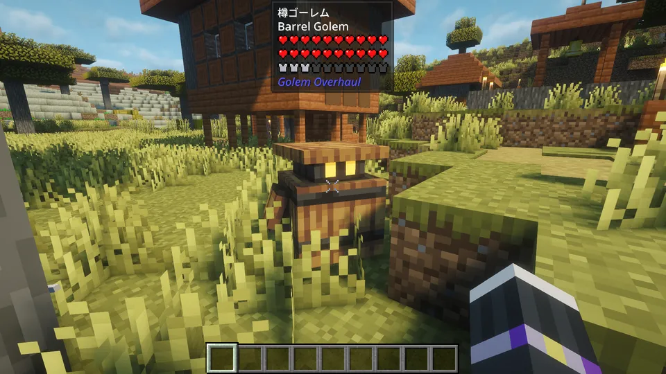 Golem Overhaul Modの「樽ゴーレム」。木製の樽に短い手足がついたような姿で、黄色く光る目が特徴。村の家屋のそばに佇んでおり、荷物を運んだり保管したりしそうな、がっしりとした見た目。