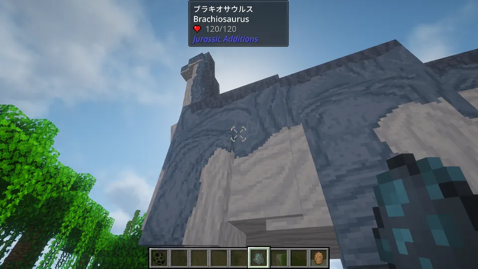 Jurassic Additions Modの「ブラキオサウルス（Brachiosaurus）」。青白い巨大な体躯を持ち、長い首を空高く伸ばしている様子を地上から見上げた構図。ジャングルの木々を遥かに超えるスケールの大きさが伝わるスクリーンショット。