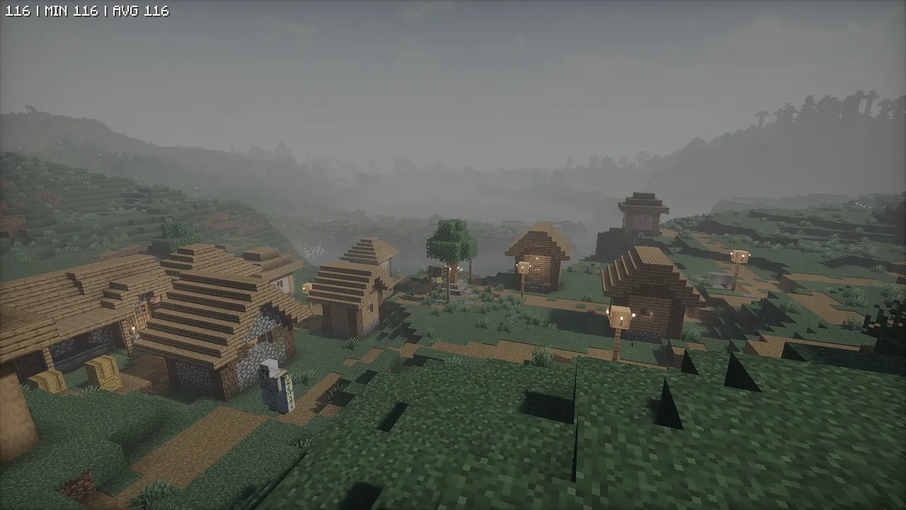 「Hysteria Shaders」を適用し、深い霧に包まれた村。視界が悪くグレーがかった色調が、Modパックのホラー演出をより一層引き立てています。