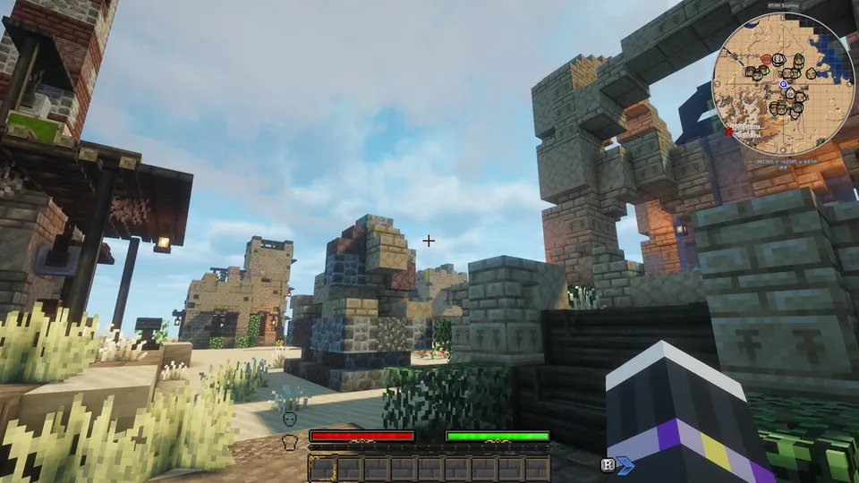 砂漠バイオームに生成された石造りの遺跡と、画面右上のミニマップ。乾燥した土地に建つ複雑な構造の建築物や、UIに表示された周囲のMOBマーカーが、探索要素の強さを表現しています。