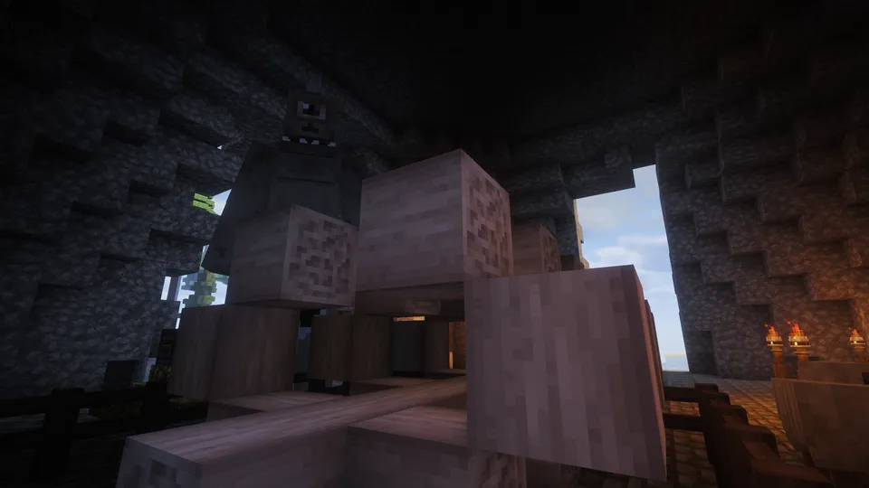 薄暗い洞窟の中で、木材の山越しにこちらを凝視する一つ目の巨大モンスター「サイクロプス」。Medieval MCにおけるダンジョン探索の緊張感と、遭遇するユニークなボスクラスの敵の脅威を伝えています。