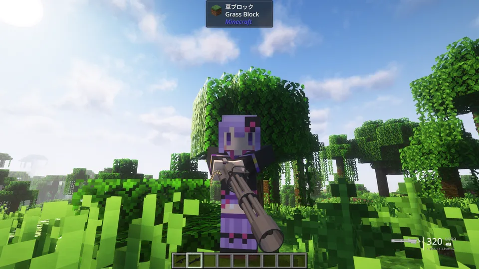 Minecraftの深い森バイオームにて、紫色の髪のキャラクターが巨大な多銃身のミニガンを正面に構えている、Timeless and Classic: Zero（TaCZ）用Modのプレイ画面。