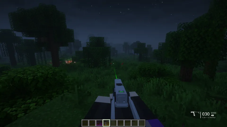 夜の暗い森の中で、銃に装着されたグリーンレーザーサイトが前方の木々を指し示している、暗所での戦闘視認性を説明する一人称視点画像。