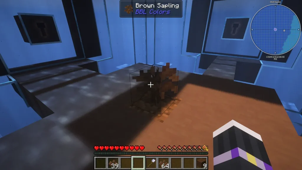 海中スフィア内の土ブロックに、入手した「Brown Sapling（茶色の苗木）」を植え付け、成長を待っている状態のゲーム画面。